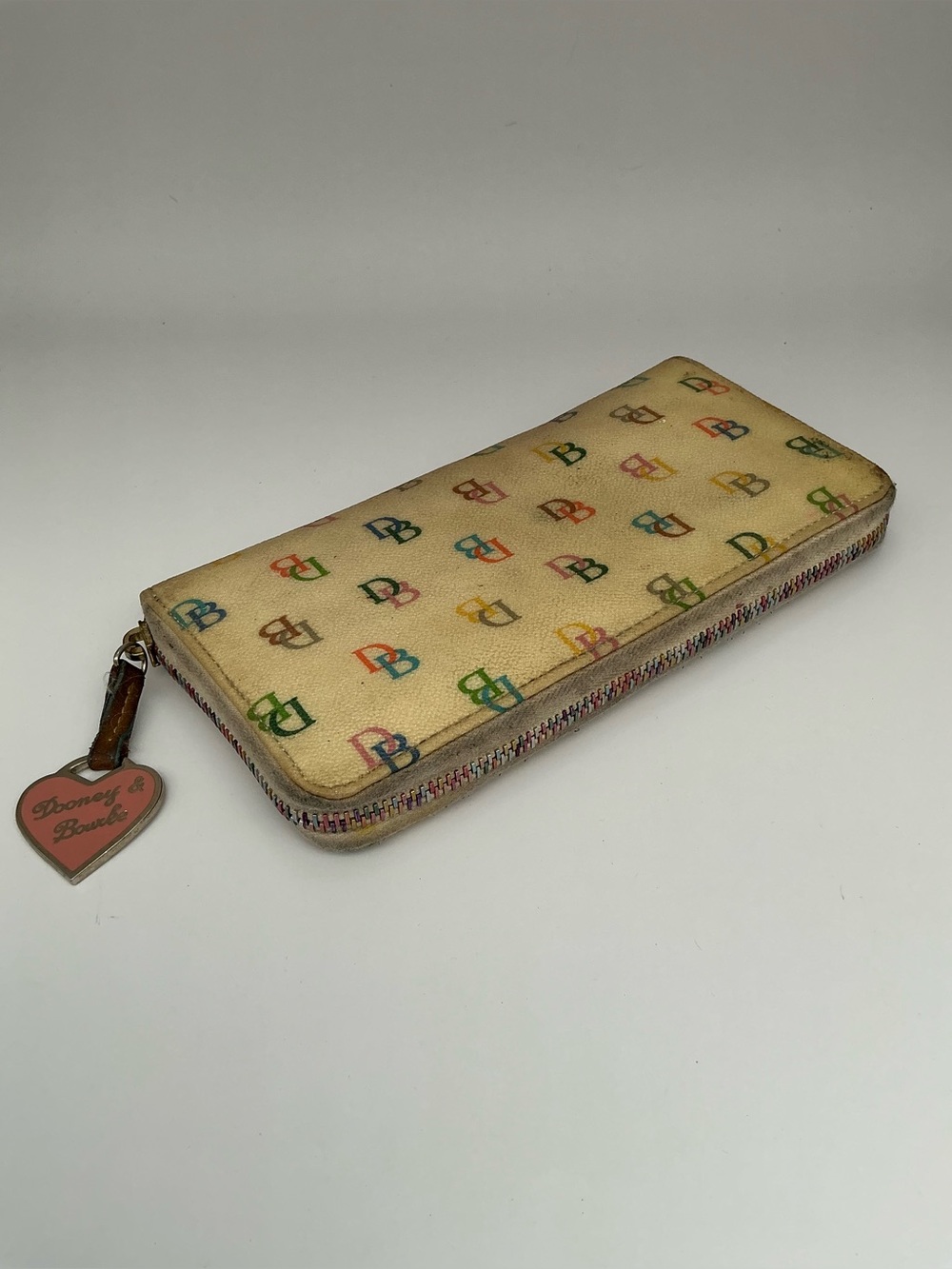 Dooney & Bourke Multicolor DB Logo Zip Around Wallet Beige Canvas Heart Charm - Picture 7 of 12